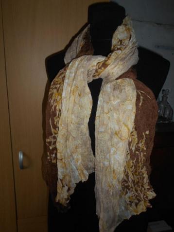 Bruin-beige sjaal beschikbaar voor biedingen