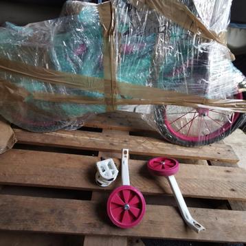 Vélo enfant avec petites roues (stabilisateurs) beschikbaar voor biedingen