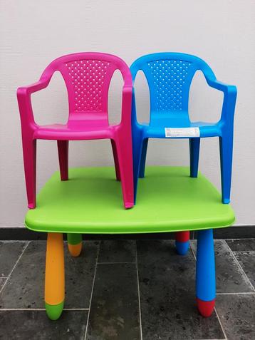 Kleurrijk kindertafeltje met 2 stoeltjes