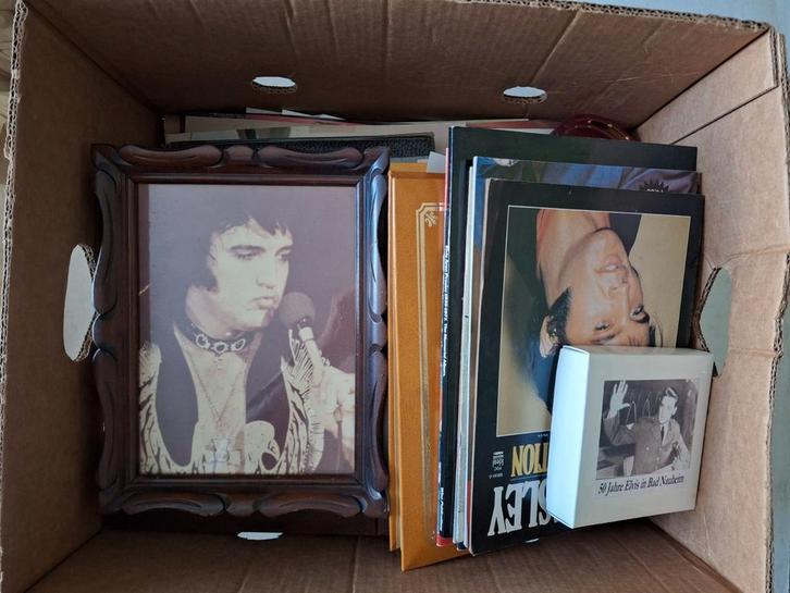 Bananendoos vol met oude memorabilia van Elvis Presley, Verzamelen, Muziek, Artiesten en Beroemdheden, Gebruikt, Ophalen