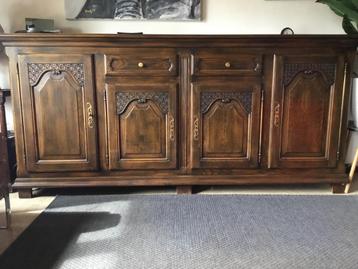 Vol eiken dressoir met handsnijwerk. beschikbaar voor biedingen