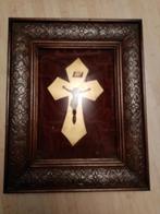 Crucifix crucifix Christi in omlijsting met bol glas., Ophalen of Verzenden, Gebruikt, Christendom | Katholiek
