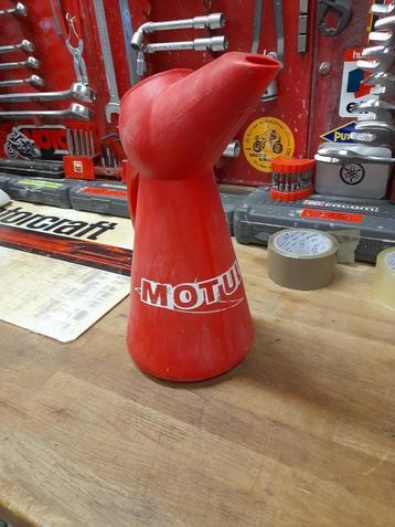 Oude kruik waterolie Motul 2 liter beschikbaar voor biedingen