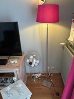 Lampadaire sur pied métallique et abat jour rose, Huis en Inrichting, Lampen | Vloerlampen, Ophalen, 100 tot 150 cm, Zo goed als nieuw