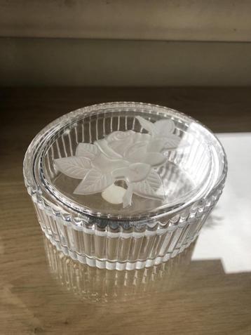 Bonbonnière avec rose en cristal d'Arques  beschikbaar voor biedingen