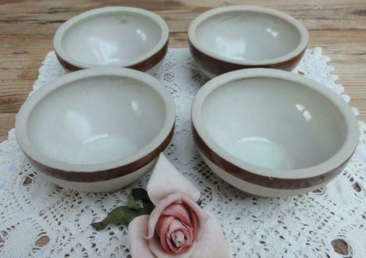 4 Frans gres kommetjes/ schaaltjes met bruine rand, Huis en Inrichting, Keuken | Servies, Gebruikt, Kom(men), Overige stijlen