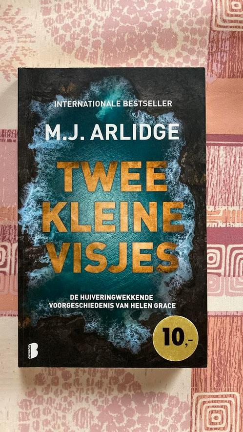 M.J. Arlidge - Twee kleine visjes, Livres, Thrillers, Comme neuf, Enlèvement ou Envoi