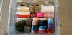AV, BOITE AVEC COUVERCLE ET LOT DE RUBANS ETC, Enlèvement ou Envoi, Neuf, Bricolage