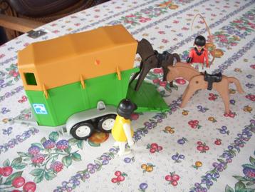 Playmobil Paardentrailer, 2 paarden en 2 mannetjes. beschikbaar voor biedingen