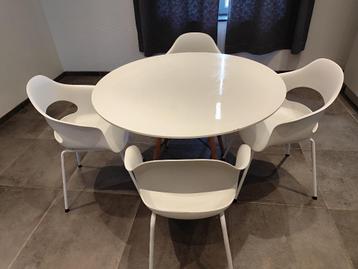 Keukentafel + 4 stoelen ( wit) beschikbaar voor biedingen