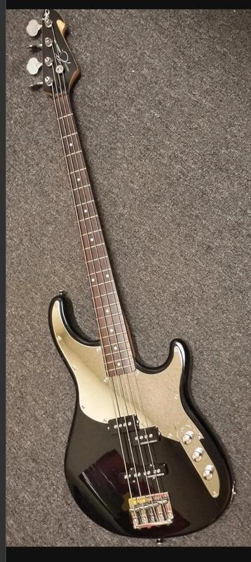 Basgitaar Peavey Zodiac DE Scorpio  incl staander beschikbaar voor biedingen