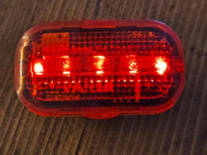 Opvallend kinderhelm maat staat er binnen in perfecte staat, Fietsen en Brommers, Fietsonderdelen, Zo goed als nieuw, Verlichting