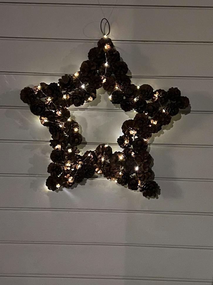 Kerstkrans ster dennenappels met ledverlichting, Diversen, Kerst, Zo goed als nieuw, Ophalen of Verzenden