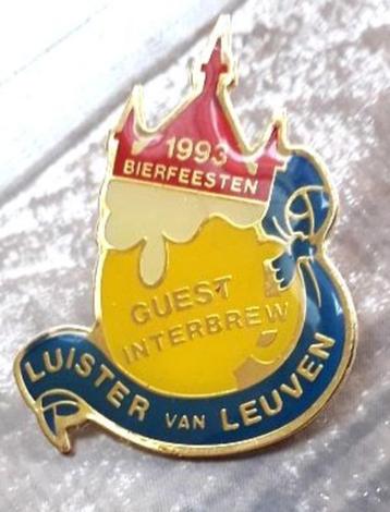 Pin met tekst "Interbrew - 1993 Bierfeesten Luister v Leuven disponible aux enchères