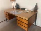 Vintage bureau met 6 lades, massief hout en metalen frame., Ophalen, Zo goed als nieuw, Bureau