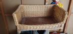 Rieten hondenmand op pootjes, Ophalen, Zo goed als nieuw