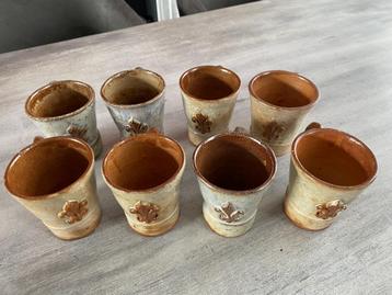 Lot de 8 tasses ou chopes en grès de la poterie Gregoire 