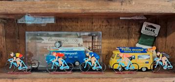 ijzeren miniatuur wielrenners en auto's  beschikbaar voor biedingen
