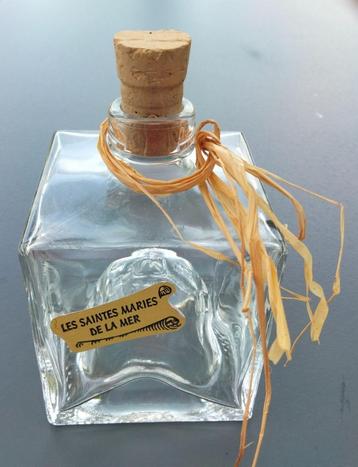 Zeer mooie glazen CUBE fles met dop van 8X8X8 cm beschikbaar voor biedingen
