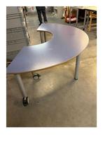 Tafel met gelamineerd blad, metalen onderstel en wieltjes, Huis en Inrichting, Bureaus, Ophalen, Met wielen, Gebruikt, Bureau
