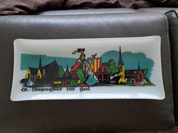 GHEEL / GEEL  :  GLASSCHAAL / St. Dimpnajaar 1975 beschikbaar voor biedingen