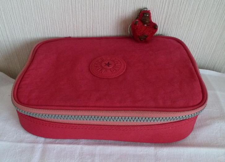 Kipling Très GD Pennenetui 100 pennen fuchsia en zalm + aap, Diversen, Schoolbenodigdheden, Gebruikt, Ophalen of Verzenden