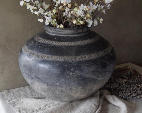 Grote oude Indiase kruik pot XL, Huis en Inrichting, Woonaccessoires | Vazen, Gebruikt, Overige kleuren, Minder dan 50 cm, Steen