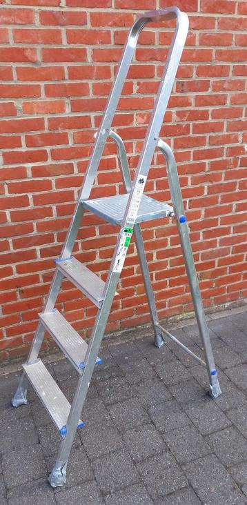 Ladder 4 treden beschikbaar voor biedingen