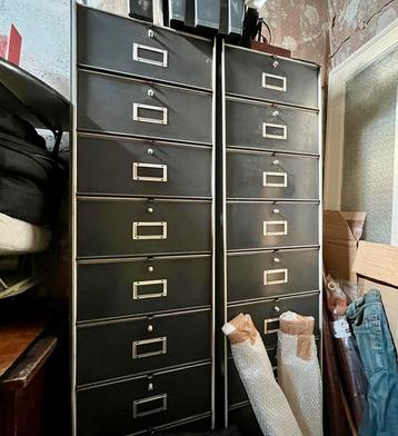 Vakkenkast met kleppen - type Roneo beschikbaar voor biedingen