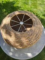 Geweven mand met witte metalen stangen, Huis en Inrichting, Ophalen, Mand