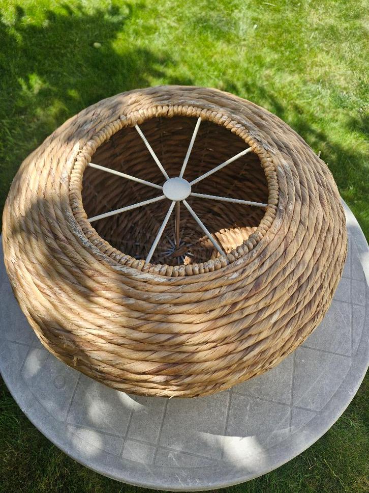 Geweven mand met witte metalen stangen, Huis en Inrichting, Woonaccessoires | Schalen en Manden, Mand, Ophalen