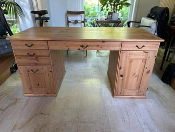 Klassiek houten bureau beschikbaar voor biedingen