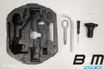 Houder met sleepoog en wielsleutel VW Beetle 5C 5C00312115B, Auto-onderdelen, Gebruikt