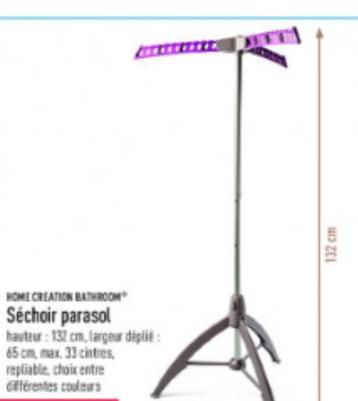 Parasoldroger met kleding op hangers