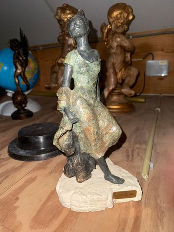 Beeld vrouw – J. M. Lafuente – bronslook – ca. 35 cm beschikbaar voor biedingen