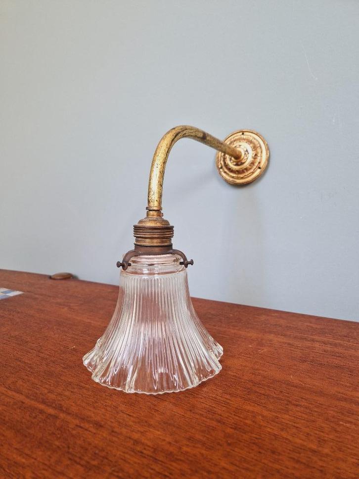 Applique murale en bronze et verre rainuré, début XXe sièc, Antiquités & Art, Antiquités | Éclairage, Enlèvement ou Envoi