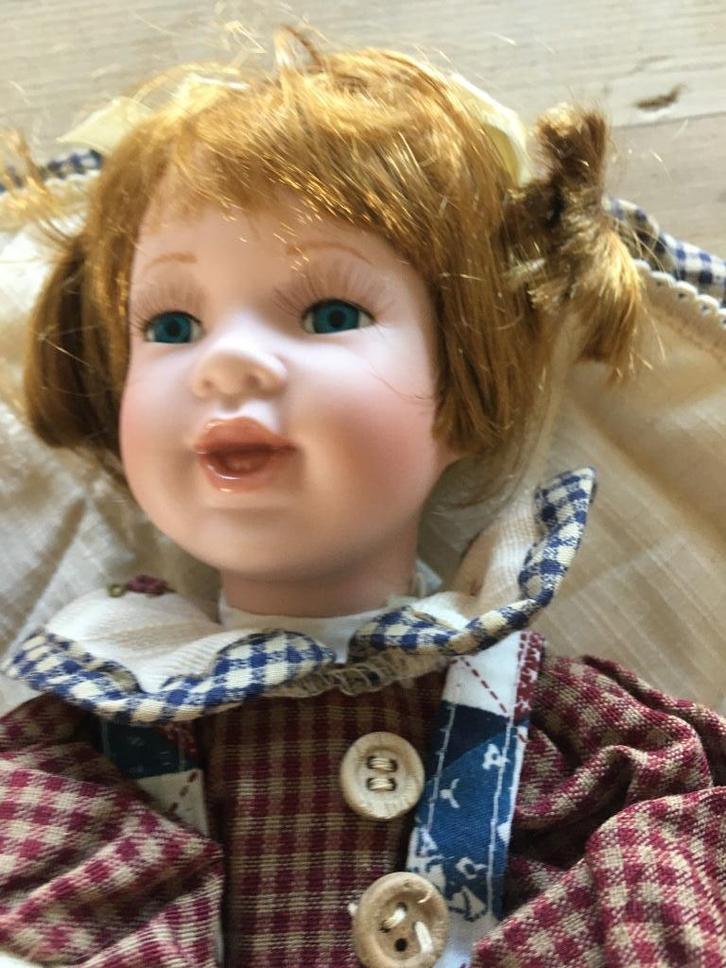 Mooi porseleinen pop ‘Iris’( met fototoestelletje), Verzamelen, Poppen, Zo goed als nieuw, Pop, Ophalen of Verzenden