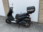 Scooter Peugeot kisbee black edition klasse b 3400 km, Fietsen en Brommers, Ophalen, Zo goed als nieuw