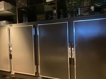 bar, toog met koeling en glazenrekken beschikbaar voor biedingen