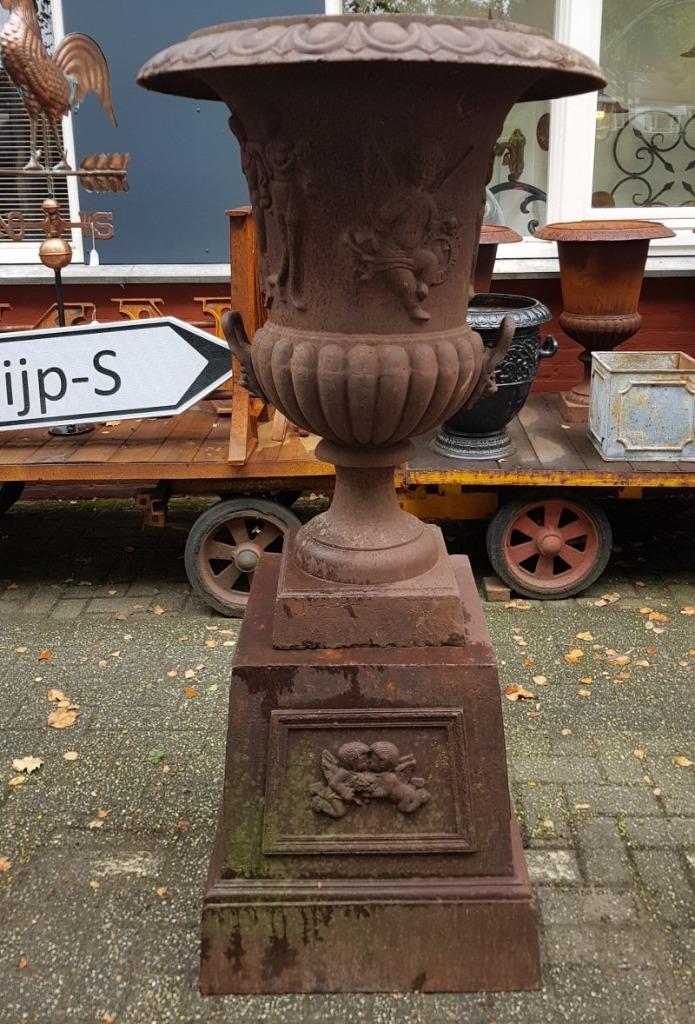 Antieke gietijzeren tuinvaas op voet versierd met engelen, Tuin en Terras, Tuinvazen, Zo goed als nieuw, Ophalen of Verzenden
