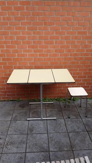 plooitafel formica vintage geel (luxe model)+ krukje formica beschikbaar voor biedingen