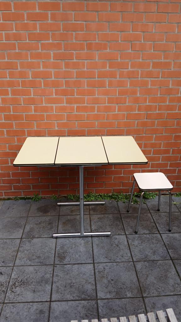 plooitafel formica vintage geel (luxe model)+ krukje formica, Huis en Inrichting, Tafels | Eettafels, Gebruikt, Rechthoekig, Kunststof