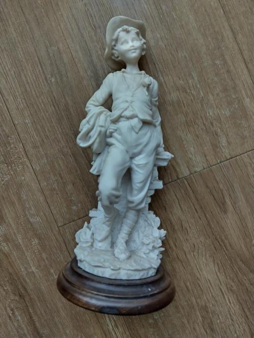 Charmant Capodimonte Stijl Beeld - Jongen met Hoed, Antiek en Kunst, Kunst | Beelden en Houtsnijwerken, Ophalen of Verzenden