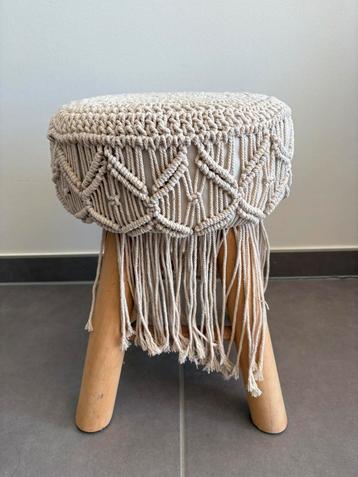 Tabouret en bois avec macramé beschikbaar voor biedingen