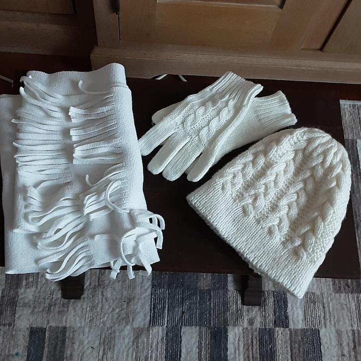 Set nieuwe handgebreide muts en handschoenen + gratis sjaal, Kleding | Dames, Mutsen, Sjaals en Handschoenen, Nieuw, Muts, Maat 36 (S)