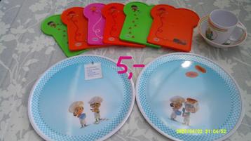 Borden en snijplankjes en 2 Plopsa bekers. beschikbaar voor biedingen