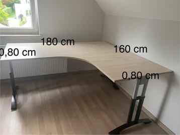 In hoogte verstelbaar bureau beschikbaar voor biedingen