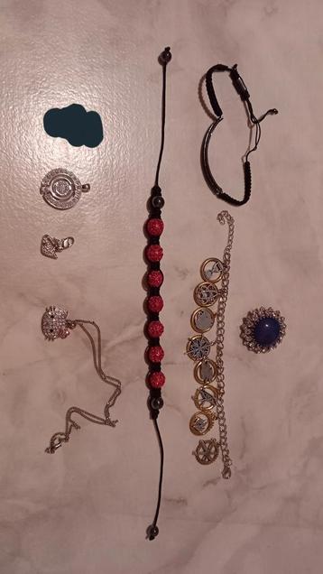 Bracelets, pendentifs et épingles gratuits