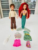Ariel + vriendje + 4 outfits + staander, Ophalen of Verzenden, Zo goed als nieuw, Babypop