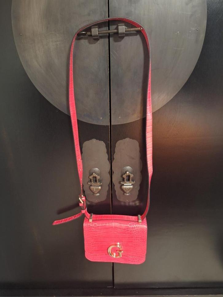 Superbe sac bandoulière en cuir GUESS authentique., Bijoux, Sacs & Beauté, Sacs | Sacs à bandoulière, Comme neuf, Rose, Cuir, Enlèvement ou Envoi